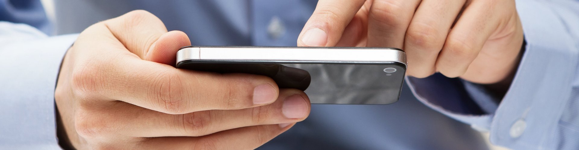 Mann interagiert mit einer App am Handy