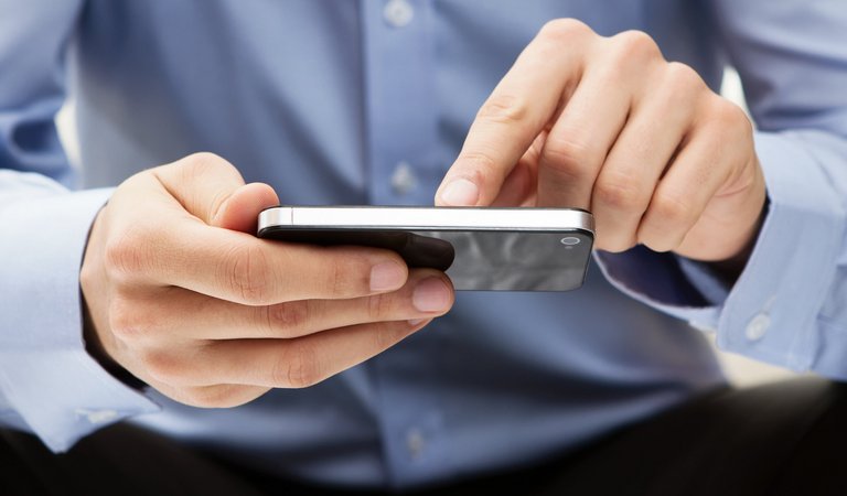 Mann interagiert mit einer App am Handy